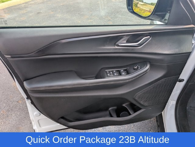 Used 2025 Jeep Grand Cherokee Altitude AWD/4WD image 13
