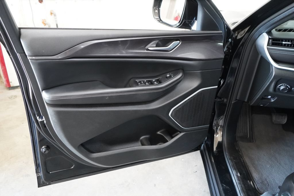 Used 2022 Jeep Grand Cherokee Altitude AWD/4WD image 16
