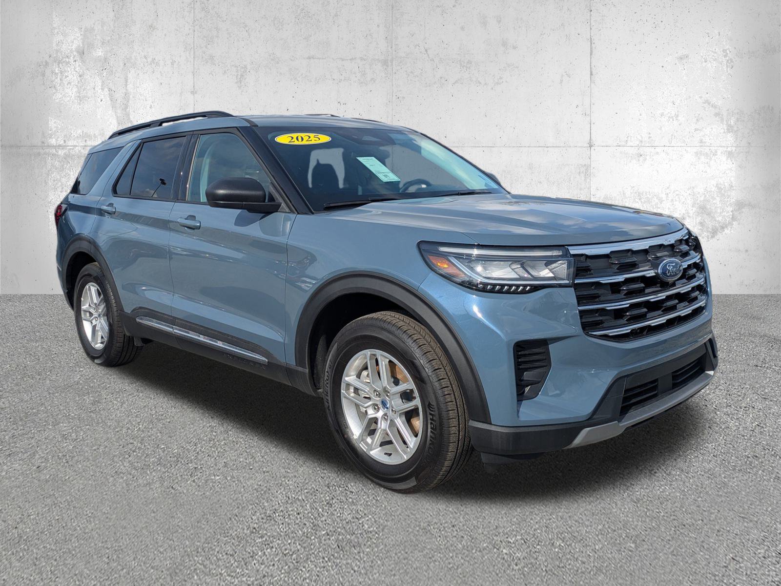 Certified 2025 Ford Explorer Active RWD image 2