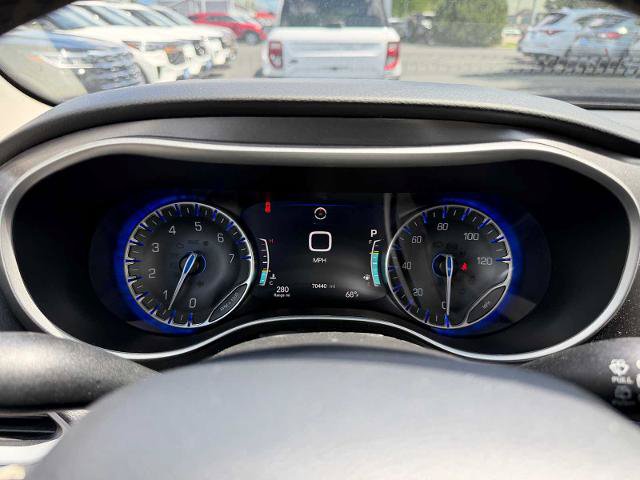 Used 2023 Chrysler Pacifica Touring-L FWD image 13