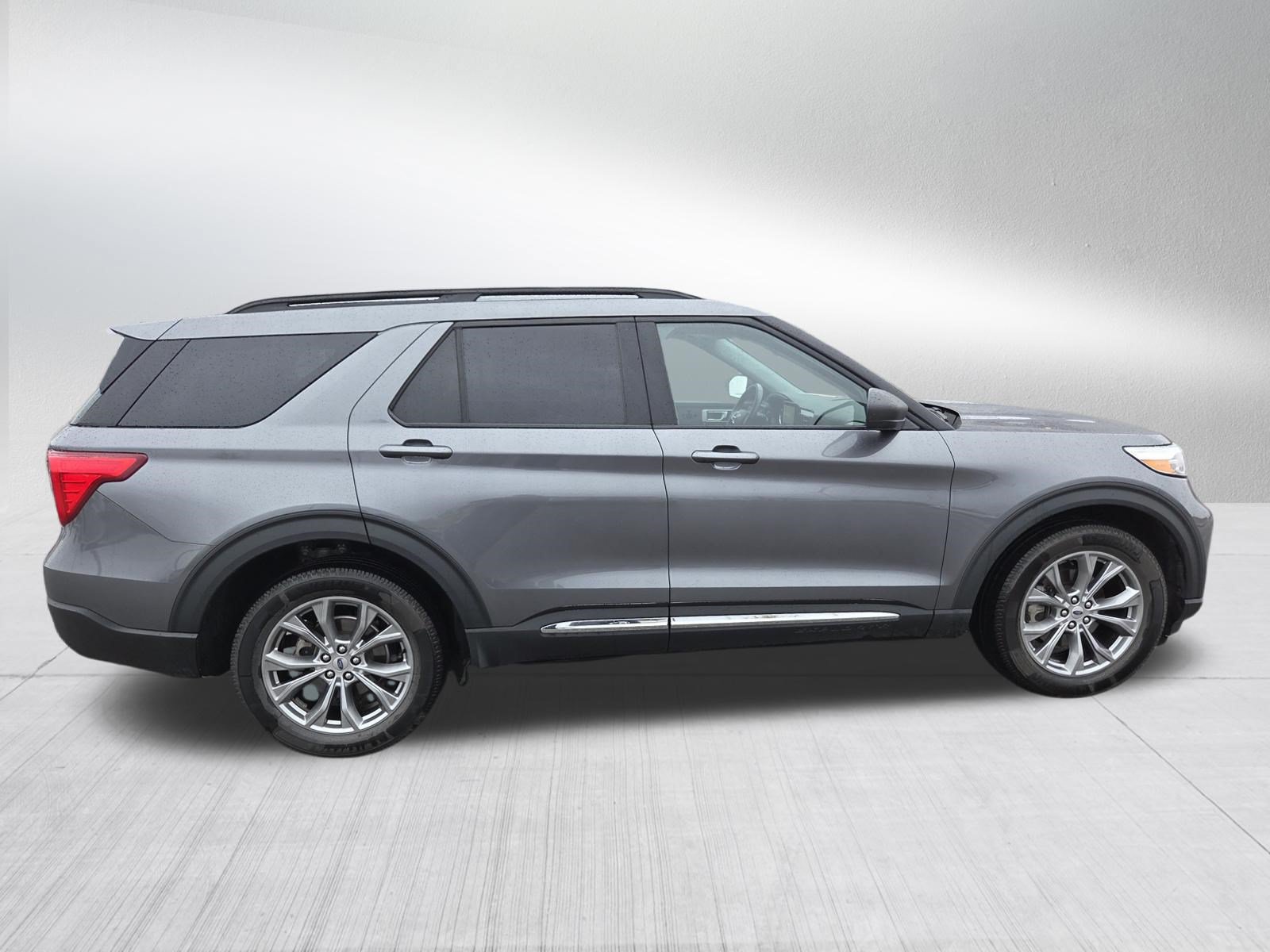 Certified 2022 Ford Explorer XLT w/ Equipment Group 202A AWD/4WD image 8