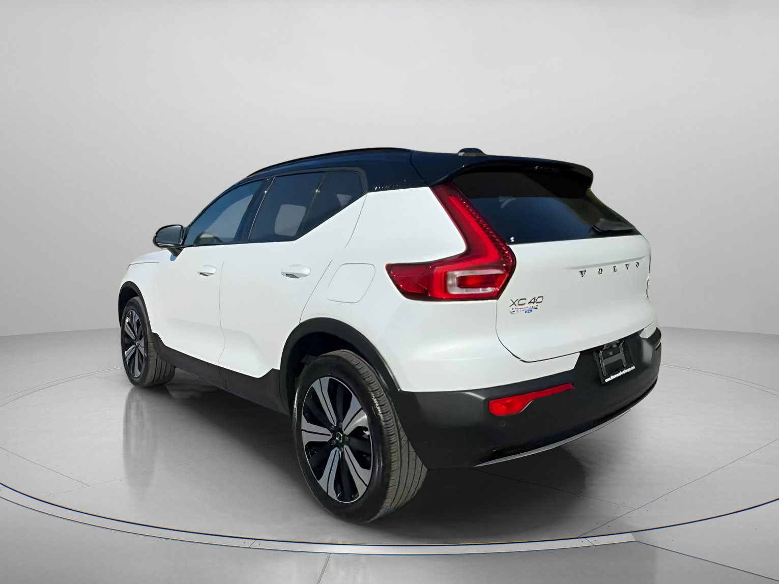 Used 2023 Volvo XC40 Recharge Plus image 13
