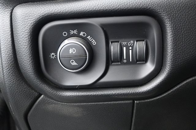 Used 2024 RAM 3500 Tradesman w/ Chrome Appearance Group AWD/4WD image 17