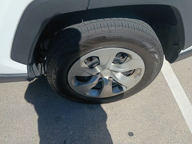 Used 2021 Toyota RAV4 LE image 7