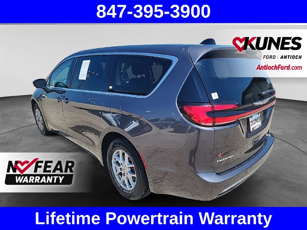 Used 2023 Chrysler Pacifica Touring-L FWD image 8