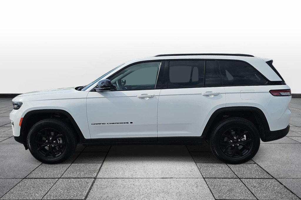 Used 2025 Jeep Grand Cherokee Altitude AWD/4WD image 8