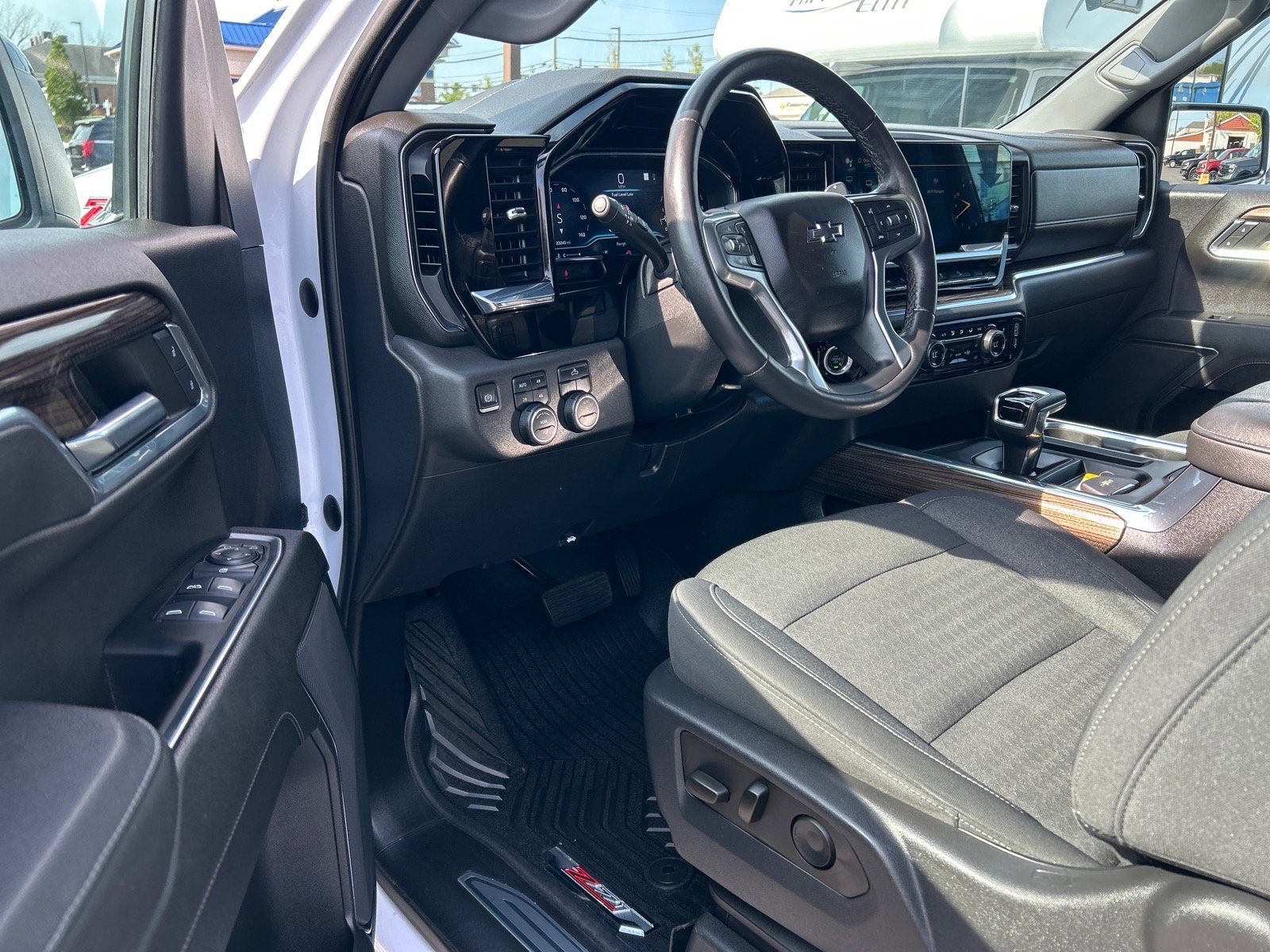 Used 2023 Chevrolet Silverado 1500 LT Trail Boss w/ Protection Package AWD/4WD image 5