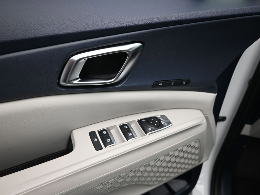 Used 2025 Kia Carnival EX image 11