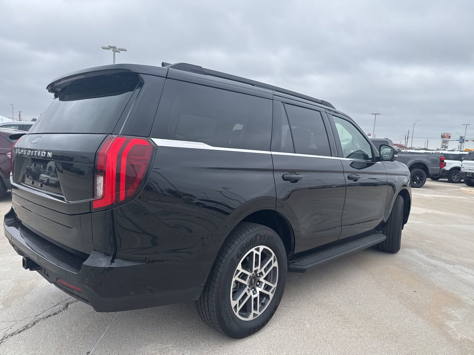 Certified 2025 Ford Expedition Active image 3