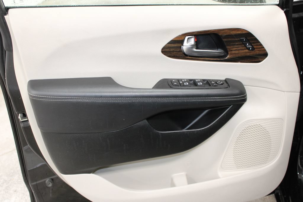 Used 2023 Chrysler Pacifica Limited FWD image 19