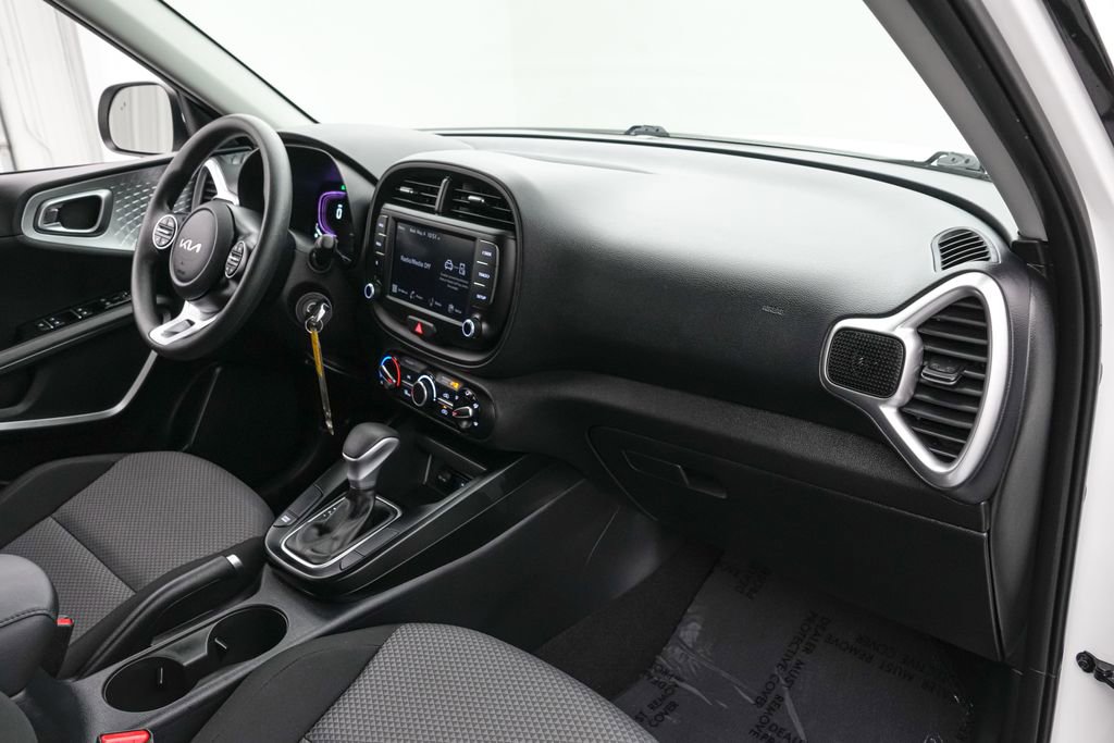 Used 2025 Kia Soul LX w/ LX Technology Package FWD image 22