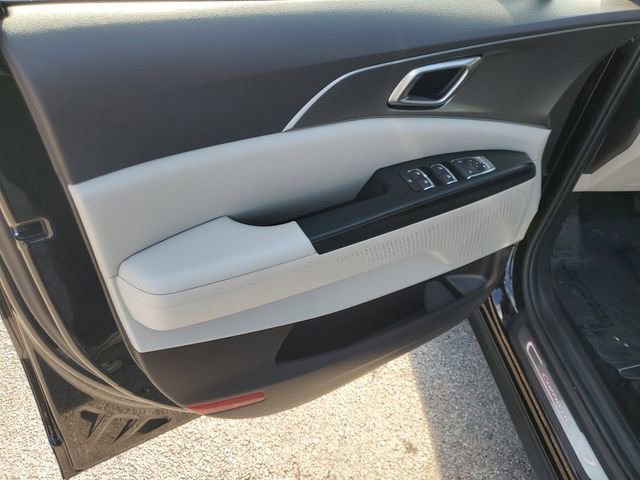 Used 2022 Kia Carnival LX w/ Paint Protection Package image 18