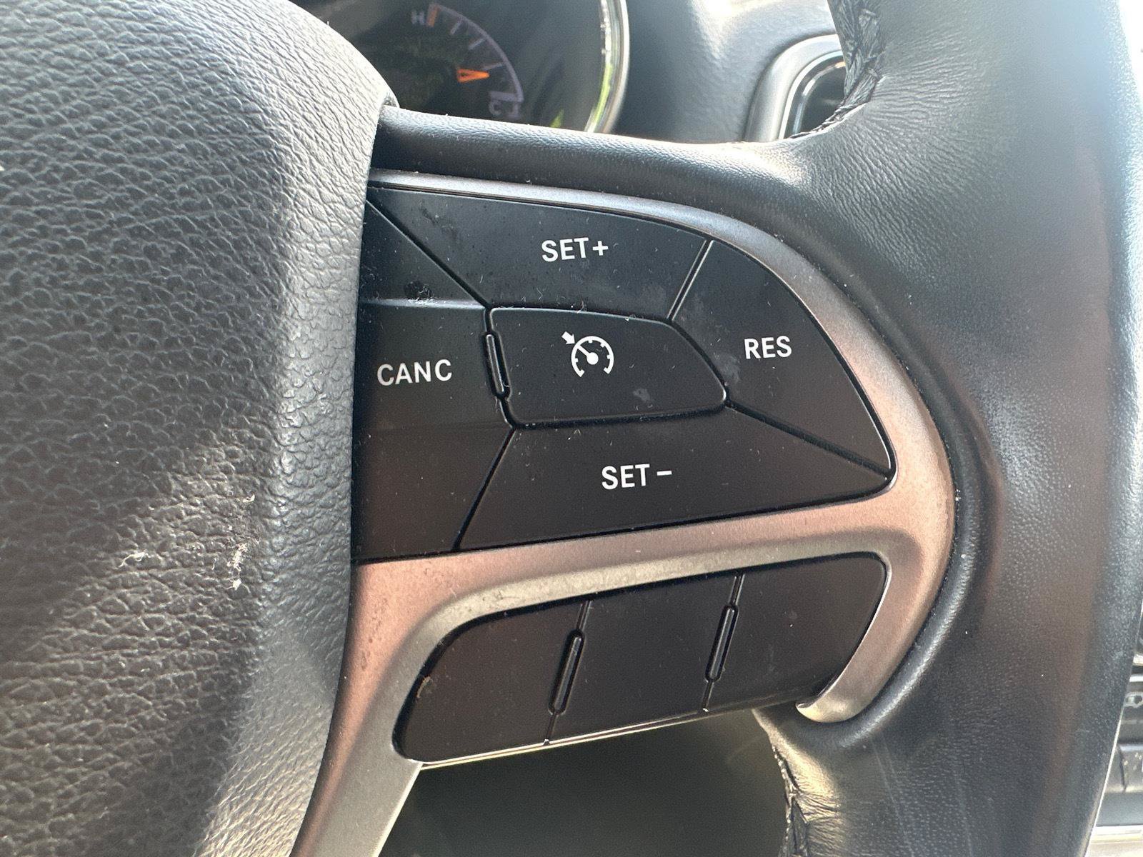 Used 2020 Jeep Grand Cherokee Laredo AWD/4WD image 18