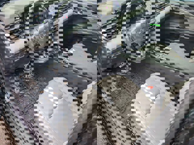 Used 2025 Toyota Camry SE image 9