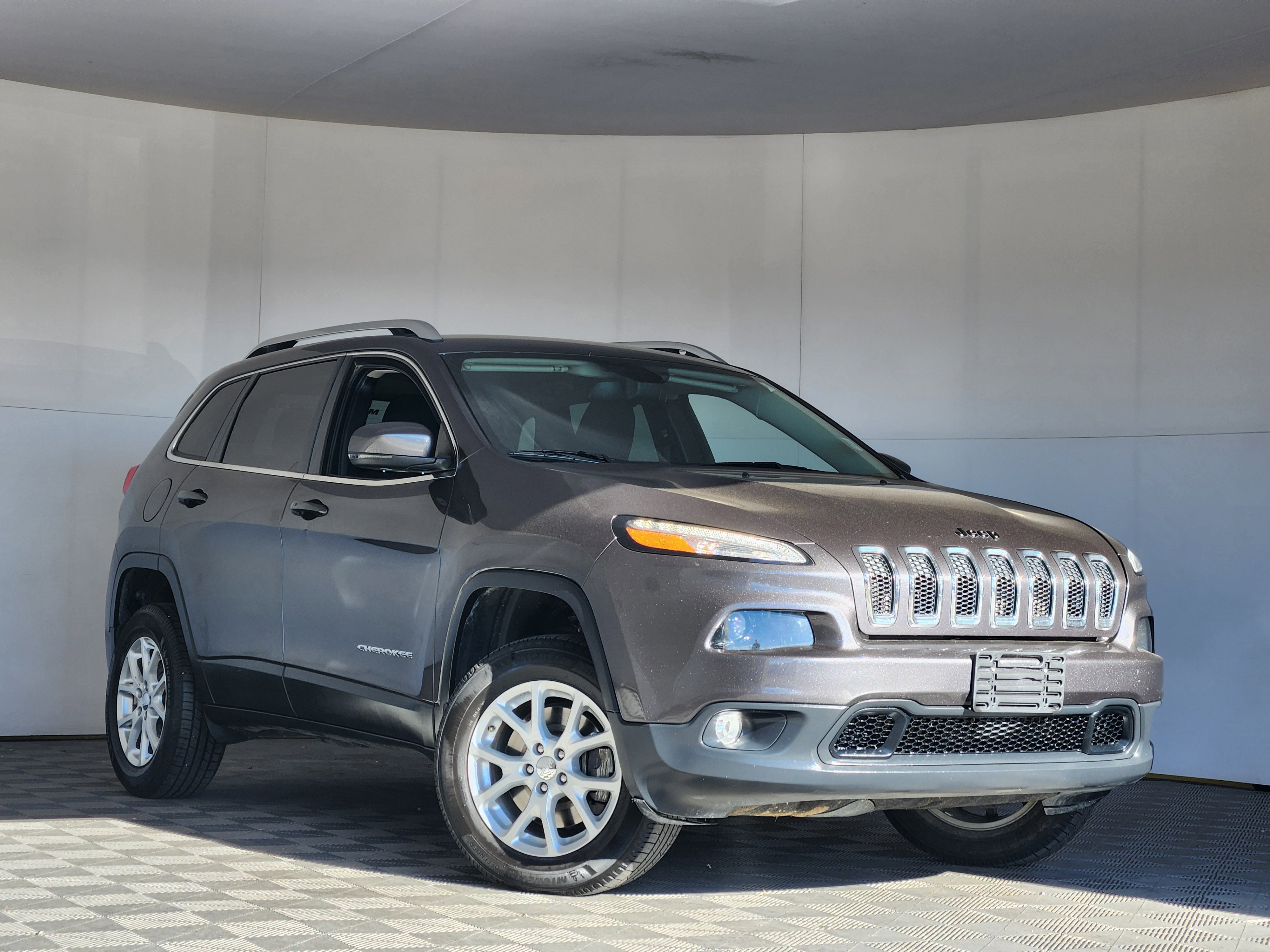 Used 2017 Jeep Cherokee Latitude w/ Comfort/Convenience Group image 7