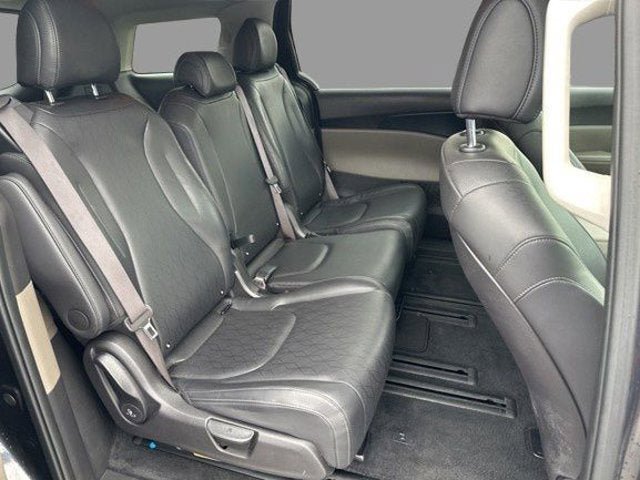 Used 2025 Kia Carnival FWD image 10