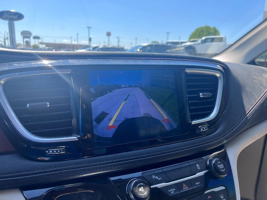Used 2017 Chrysler Pacifica Limited w/ UConnect Theater Package FWD image 22