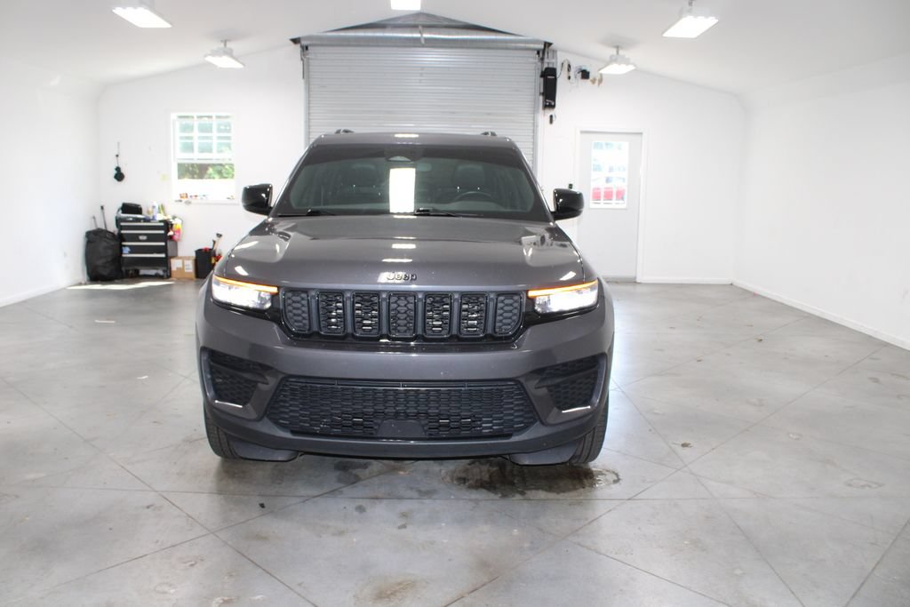 Used 2022 Jeep Grand Cherokee Altitude RWD image 4