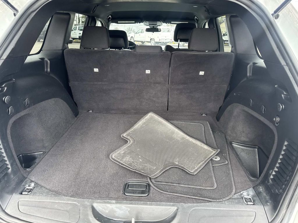 Used 2020 Jeep Grand Cherokee Laredo RWD image 8