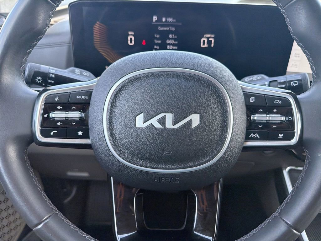 Used 2025 Kia Carnival FWD image 31