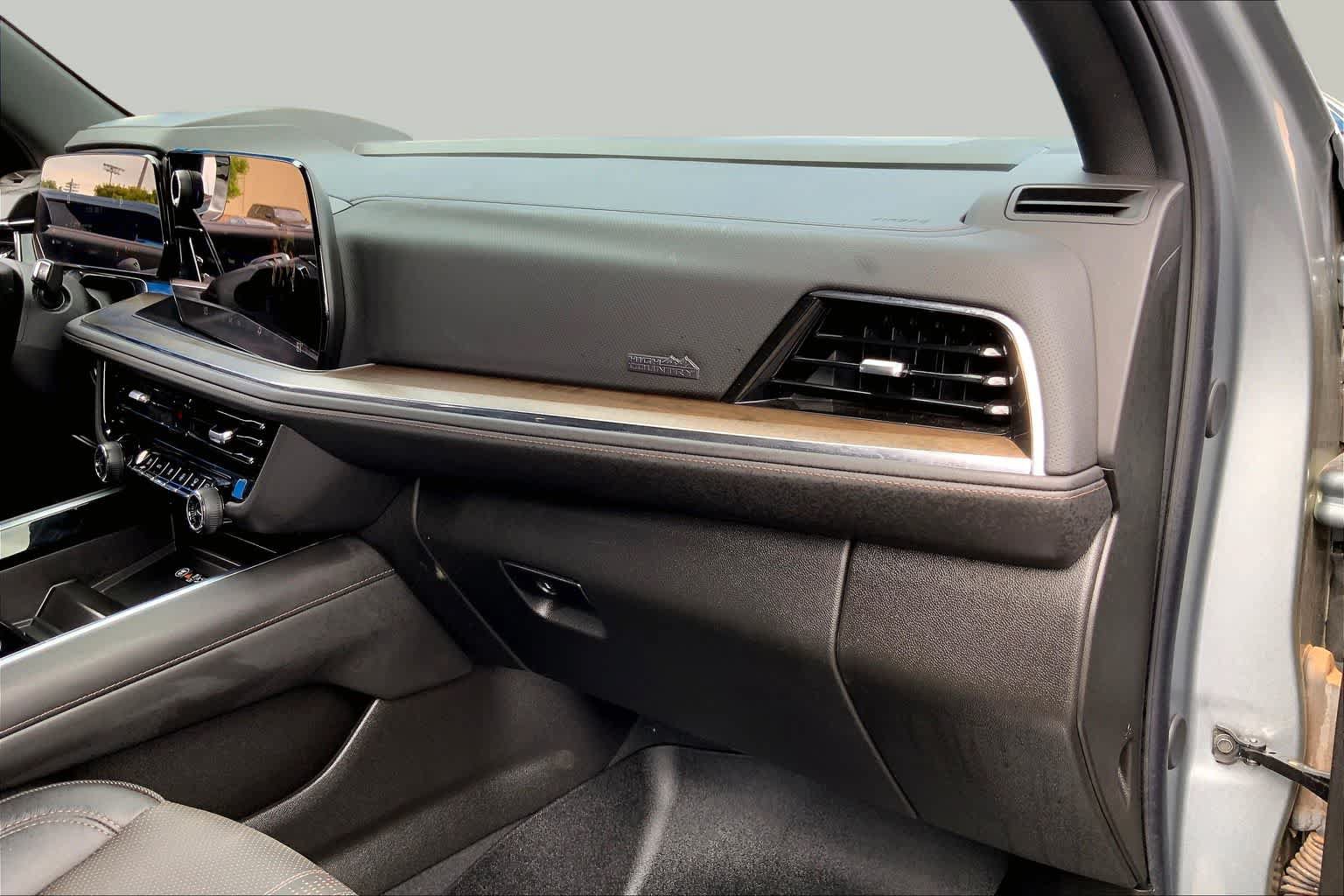 Used 2025 Chevrolet Tahoe High Country AWD/4WD image 36