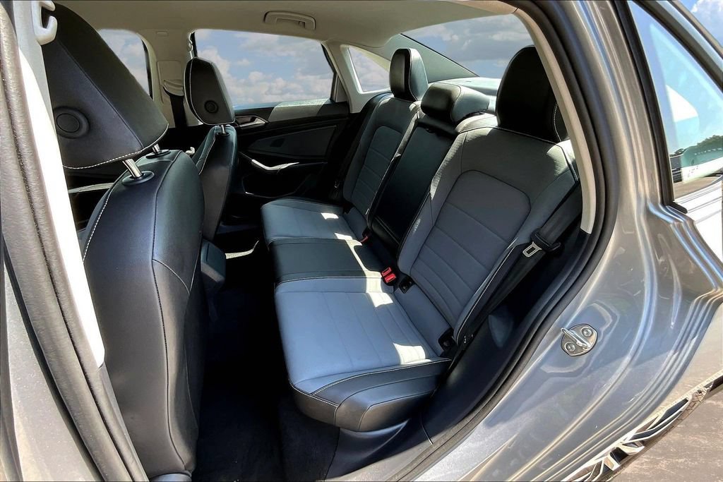 Used 2025 Volkswagen Jetta SE FWD image 23