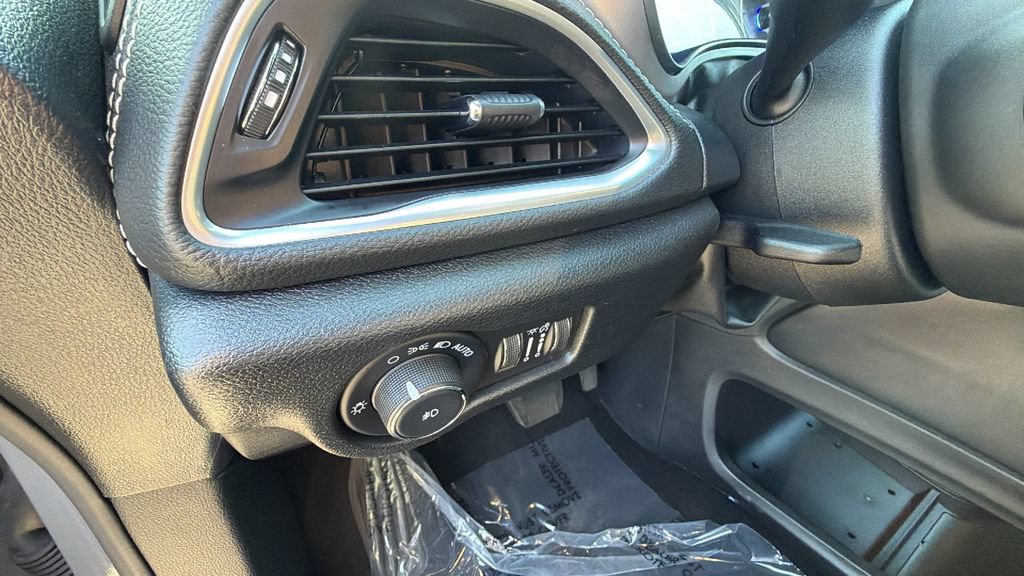 Used 2025 Chrysler Pacifica Limited FWD image 14