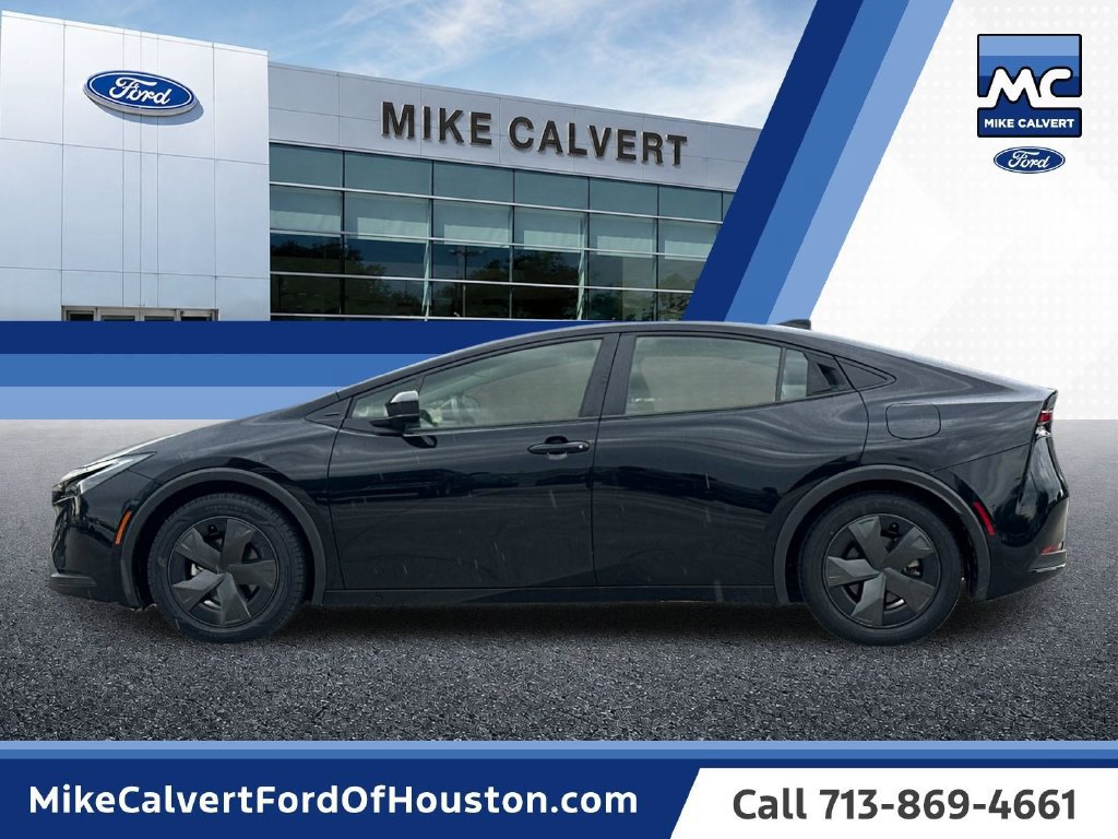 Used 2025 Toyota Prius LE FWD image 2
