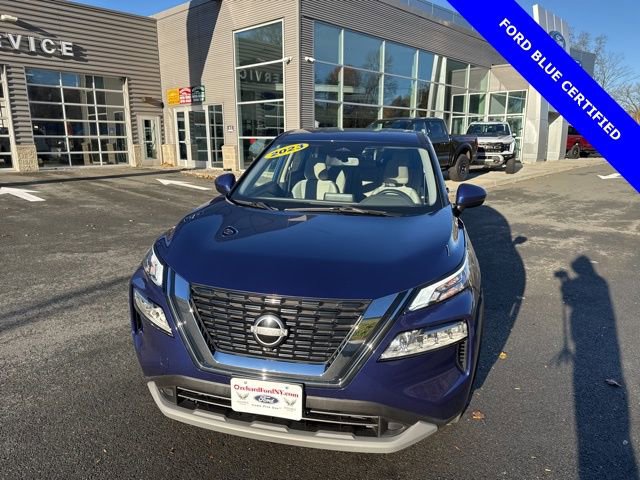 Used 2023 Nissan Rogue SV image 2