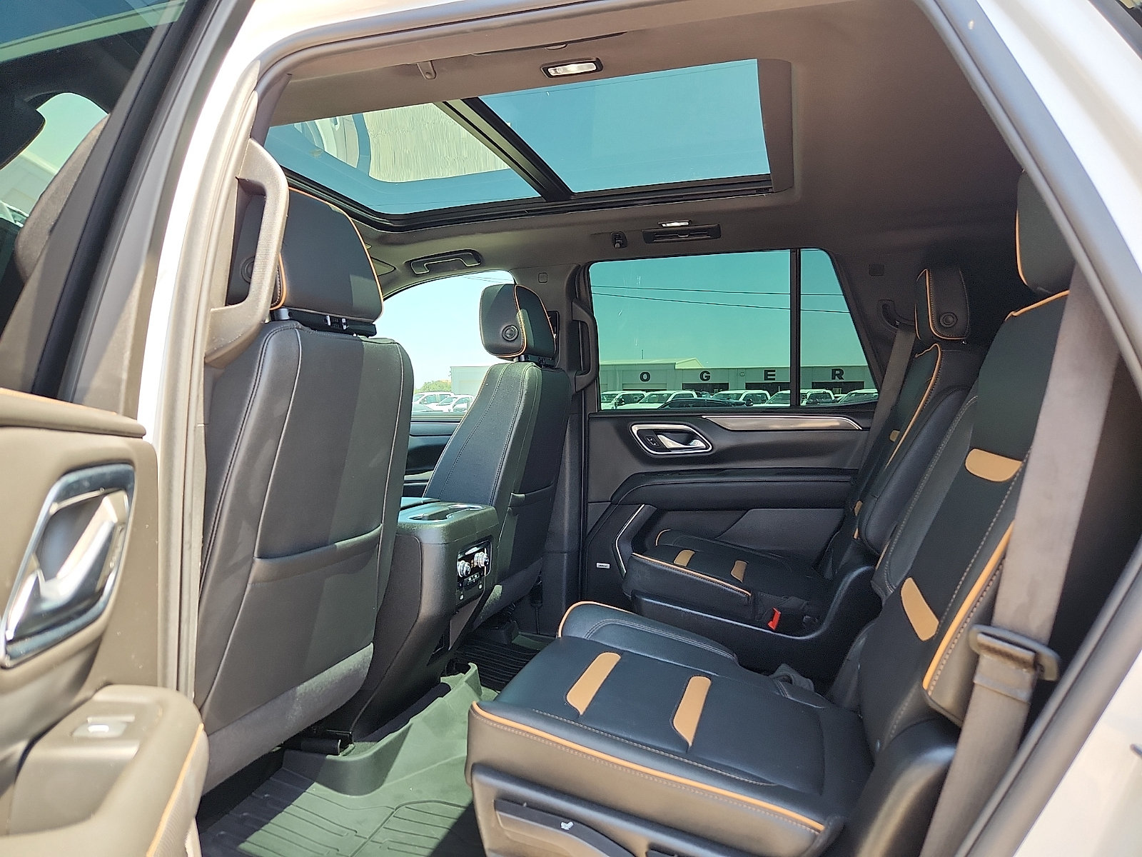 Used 2024 GMC Yukon AT4 w/ Technology Package AWD/4WD image 9