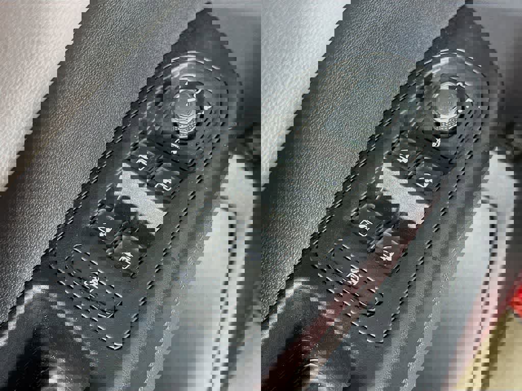 Used 2023 Volkswagen Taos SE w/ Panoramic Sunroof Package image 28