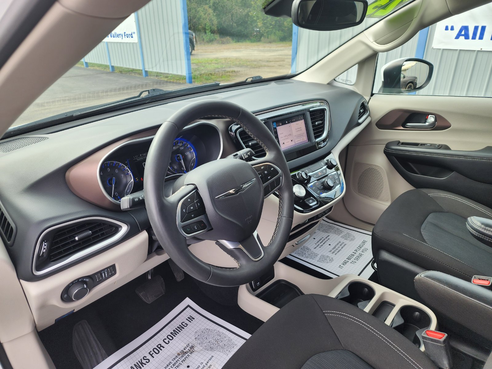 Used 2023 Chrysler Voyager LX FWD image 10