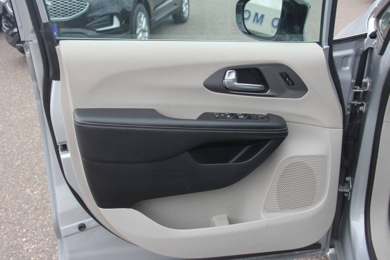 Used 2024 Chrysler Pacifica Touring-L FWD image 31