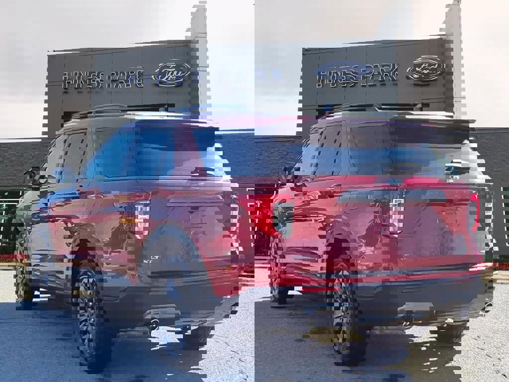 Certified 2022 Ford Explorer XLT w/ Equipment Group 202A image 3