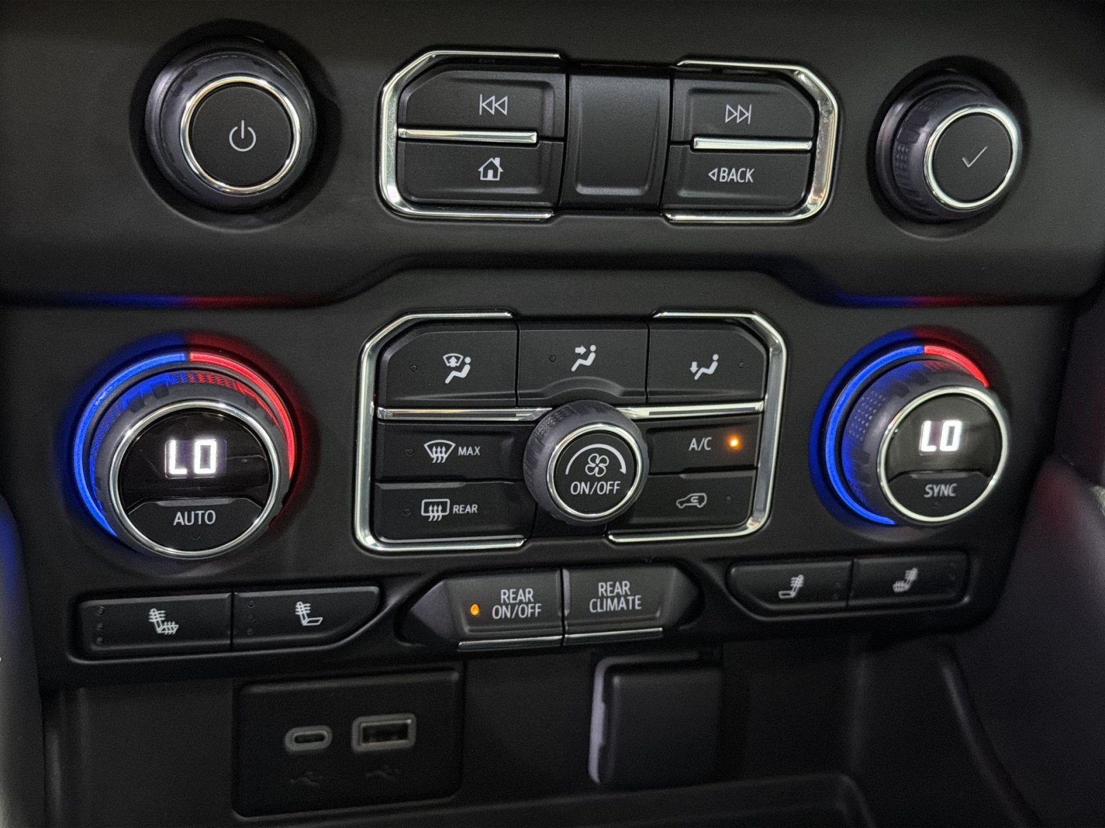 Used 2023 Chevrolet Tahoe Z71 w/ Luxury Package AWD/4WD image 19