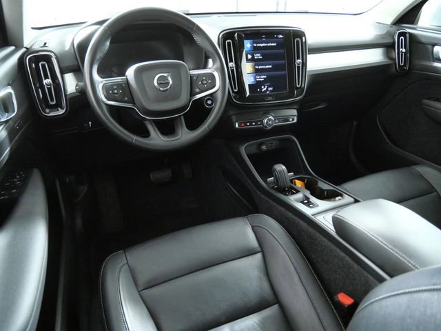 Used 2021 Volvo XC40 T4 Momentum FWD image 4