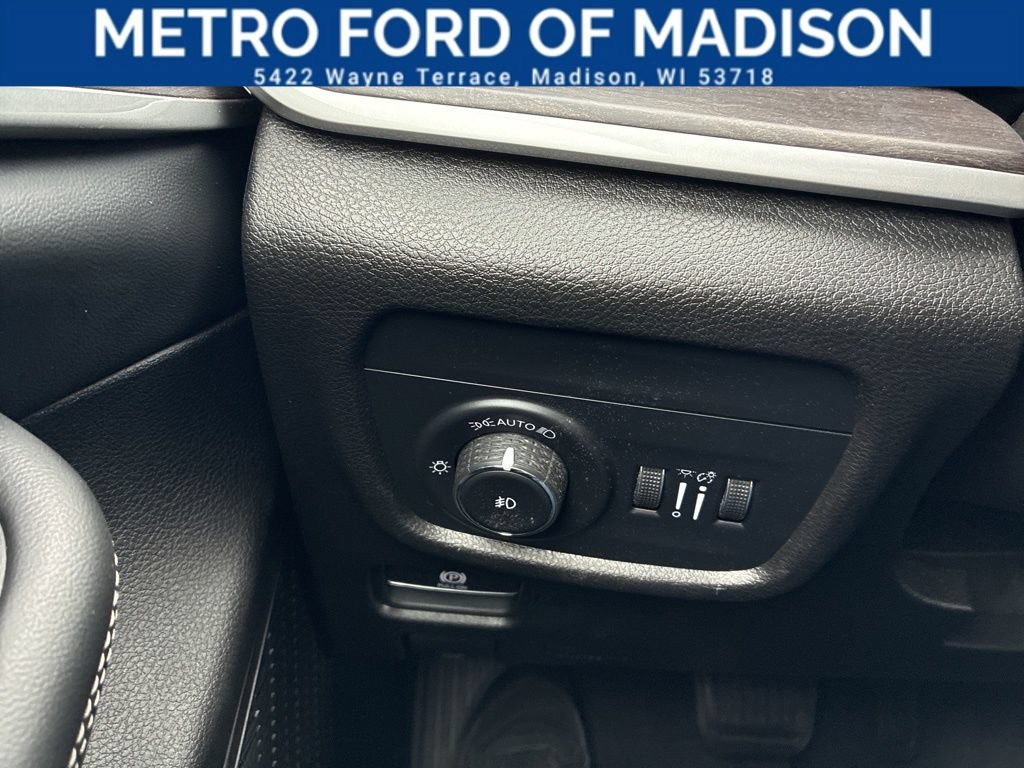 Used 2023 Jeep Grand Cherokee Limited AWD/4WD image 30