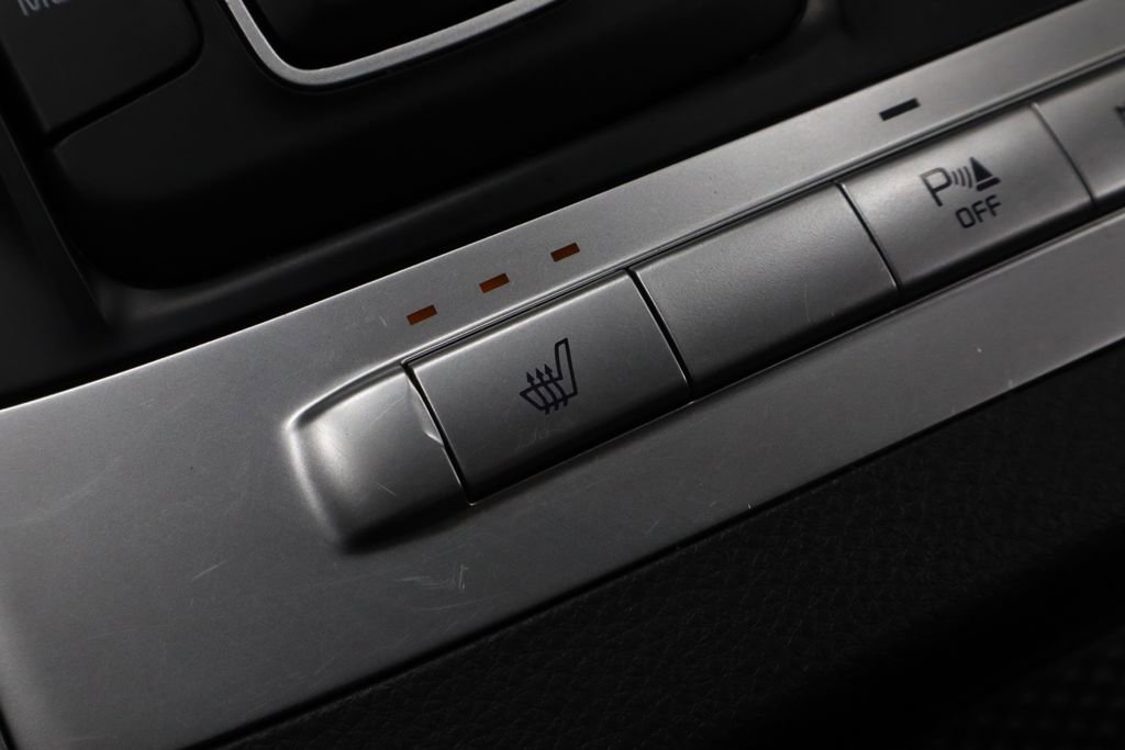 Used 2024 Kia Carnival LX FWD image 32