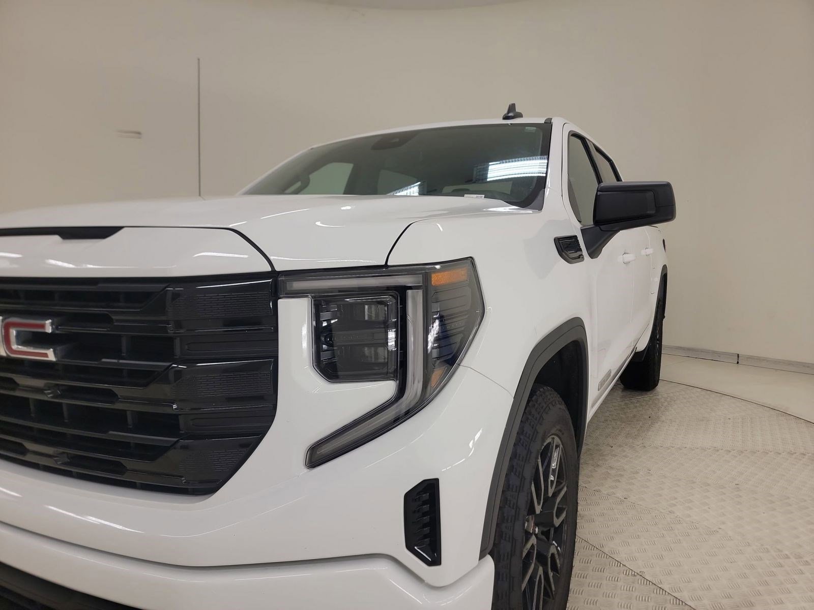 Used 2024 GMC Sierra 1500 Elevation AWD/4WD image 9