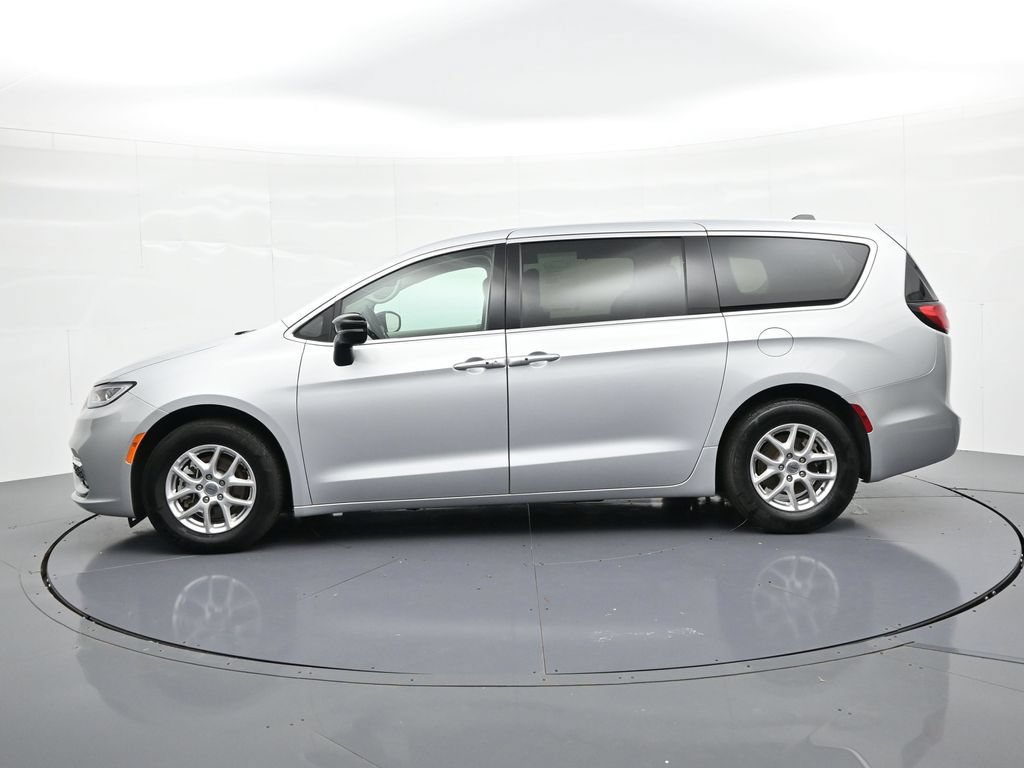 Used 2024 Chrysler Pacifica Touring-L FWD image 9