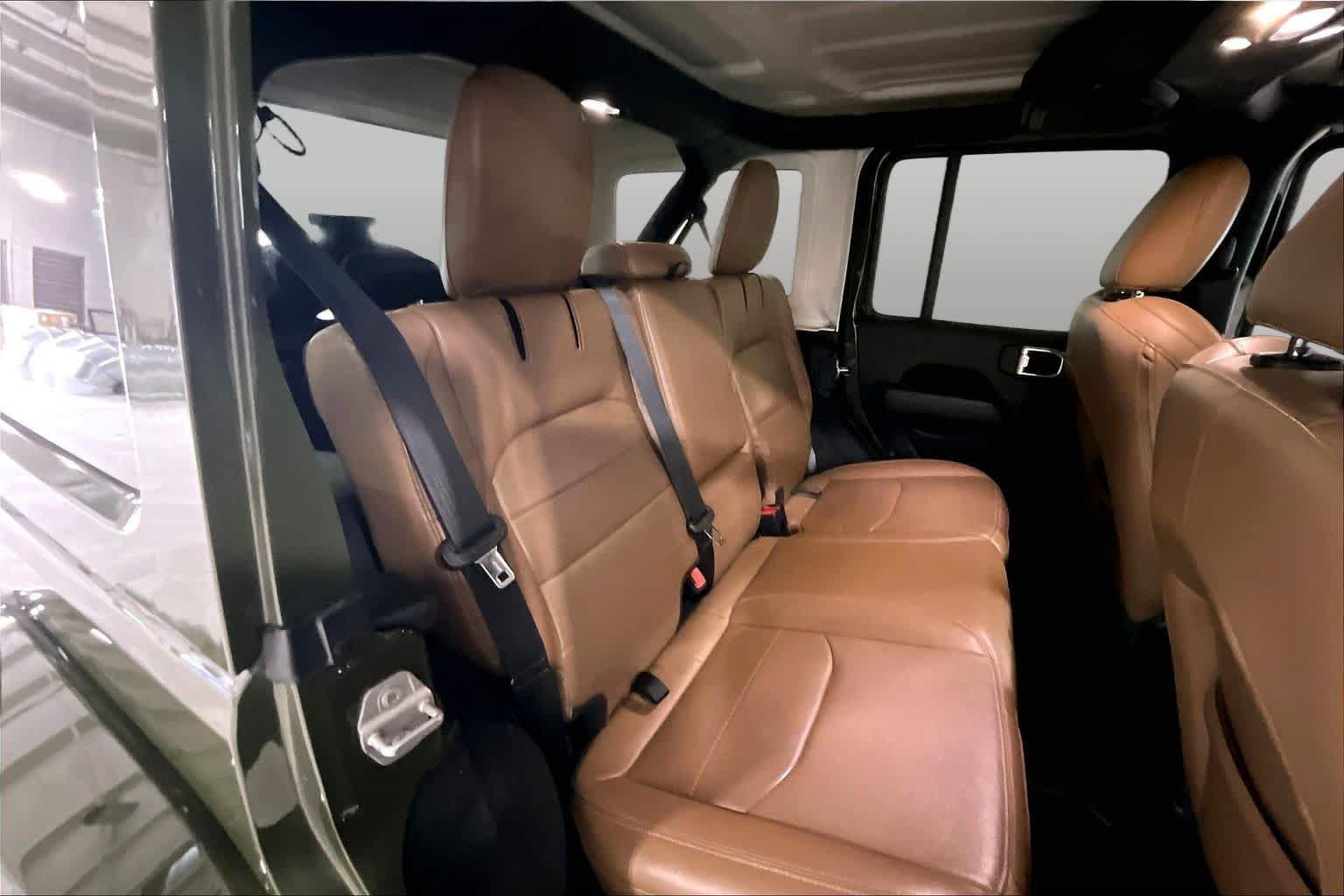 Used 2022 Jeep Wrangler Unlimited Sahara w/ Cold Weather Group AWD/4WD image 19