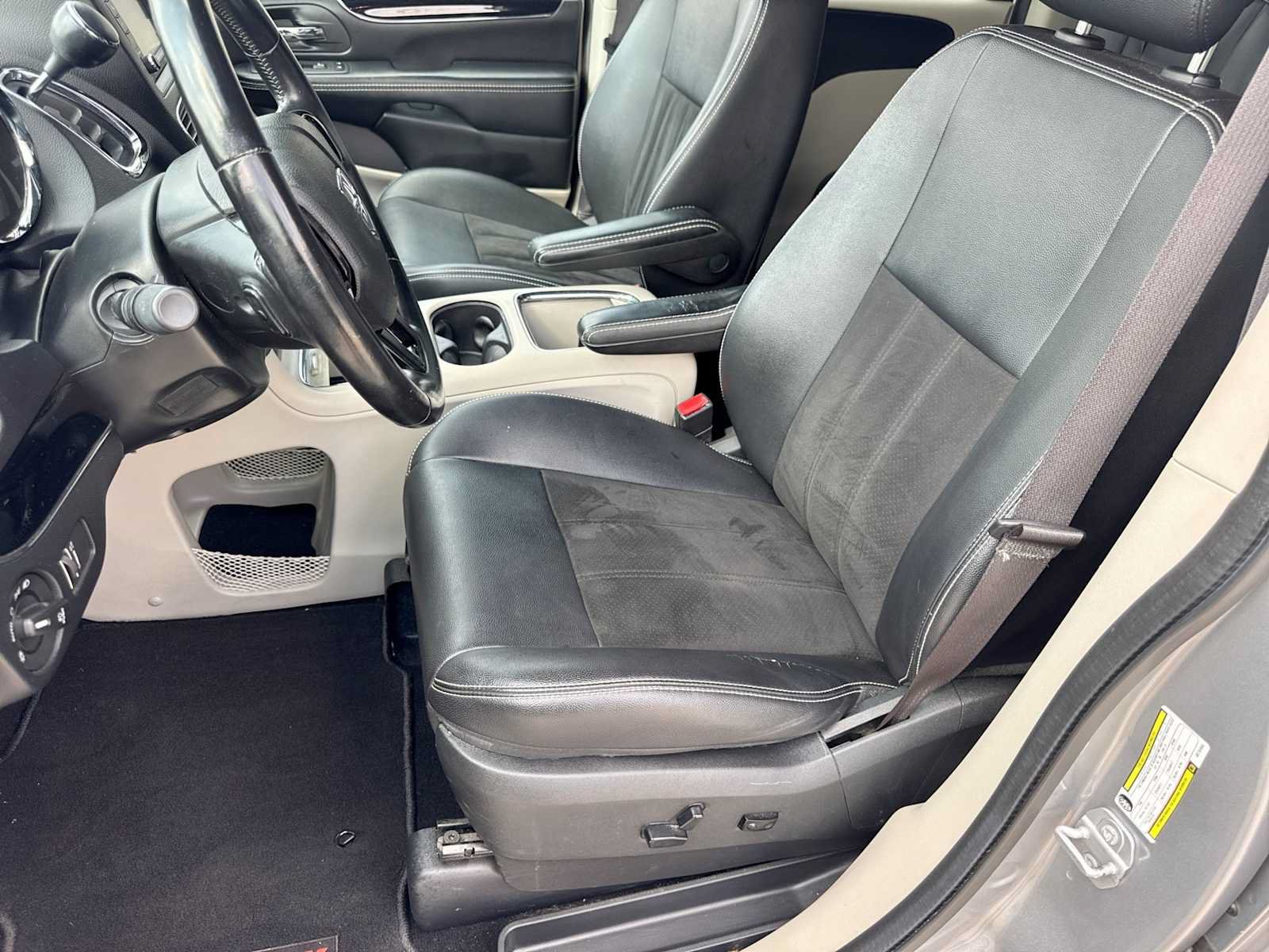 Used 2019 Dodge Grand Caravan SXT w/ Rear Park Assist Package FWD image 16