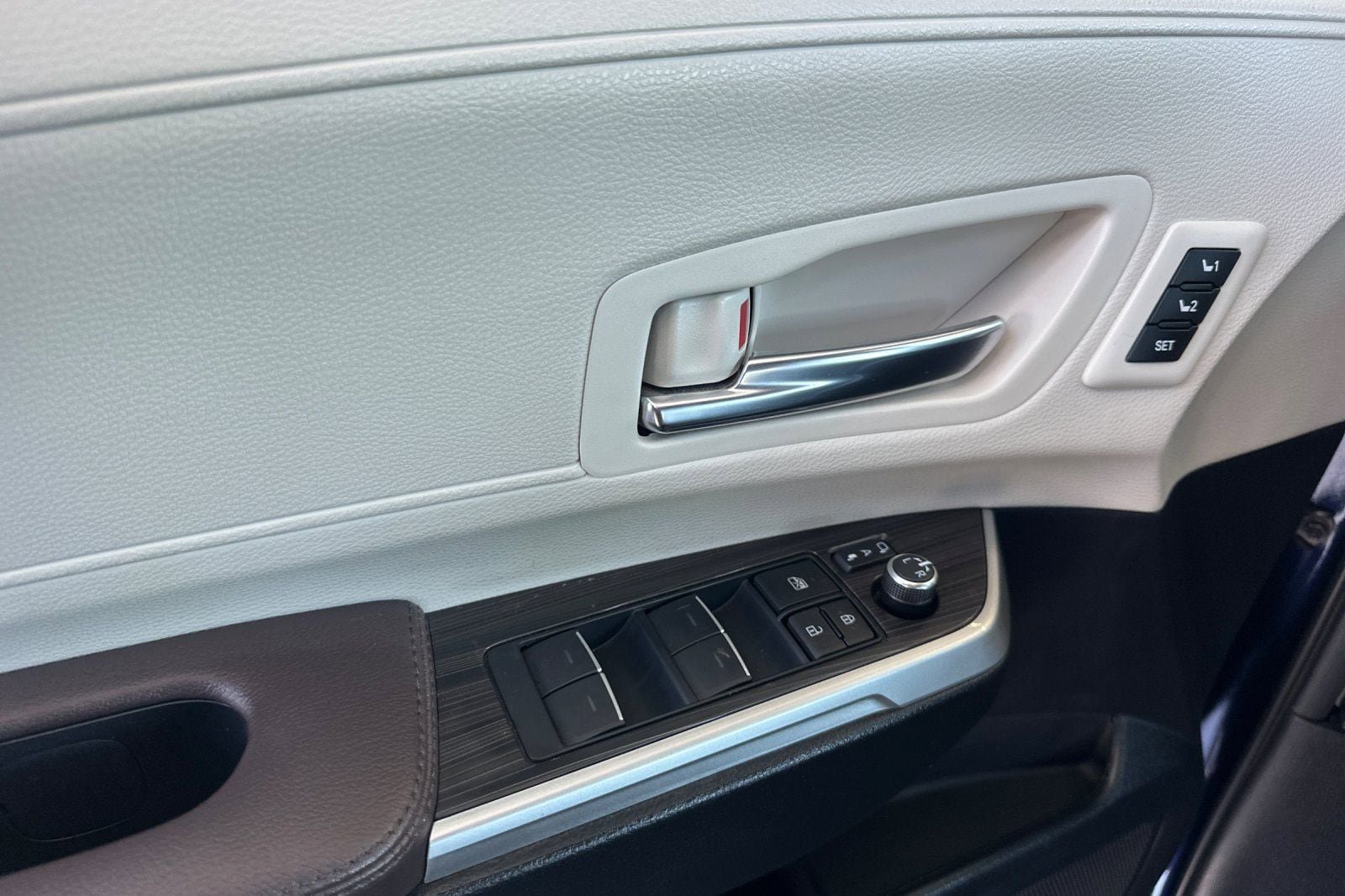 Used 2024 Toyota Sienna Platinum AWD/4WD image 13