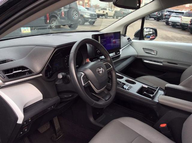 Used 2025 Toyota Sienna XLE image 17