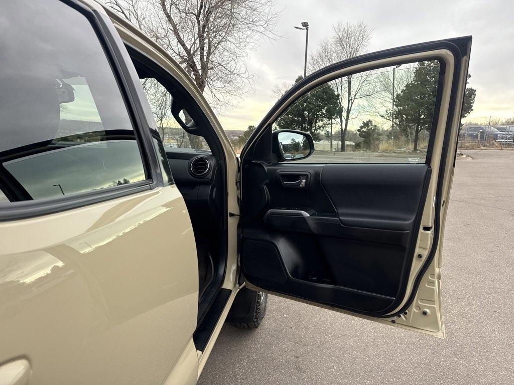 Used 2017 Toyota Tacoma TRD Off-Road image 30