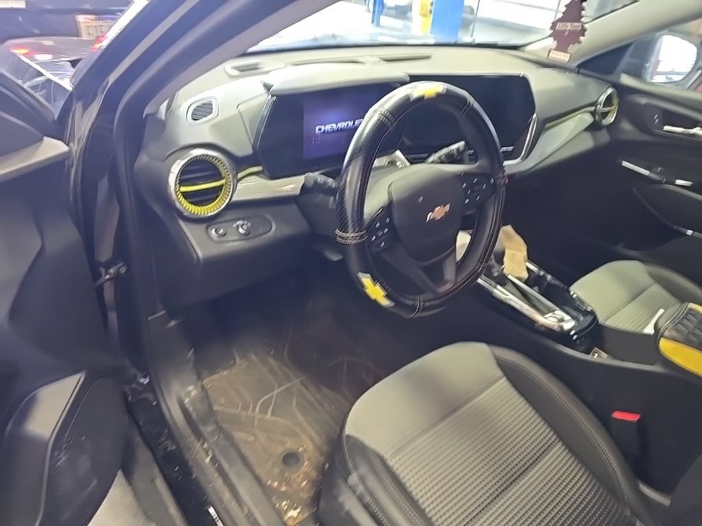 Used 2025 Chevrolet Trax LT FWD image 5