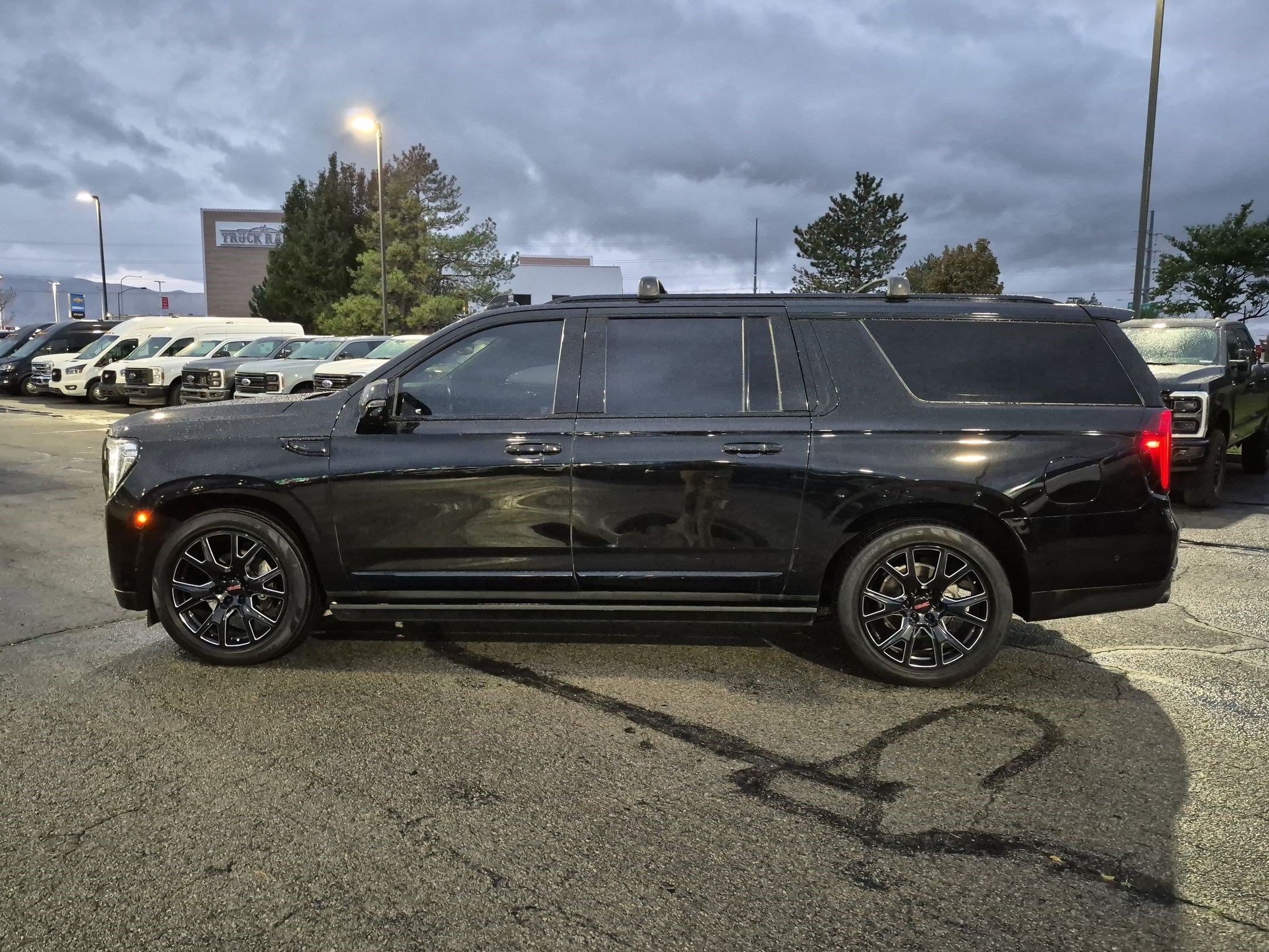 Used 2023 GMC Yukon XL Denali w/ Denali Reserve Package AWD/4WD image 10