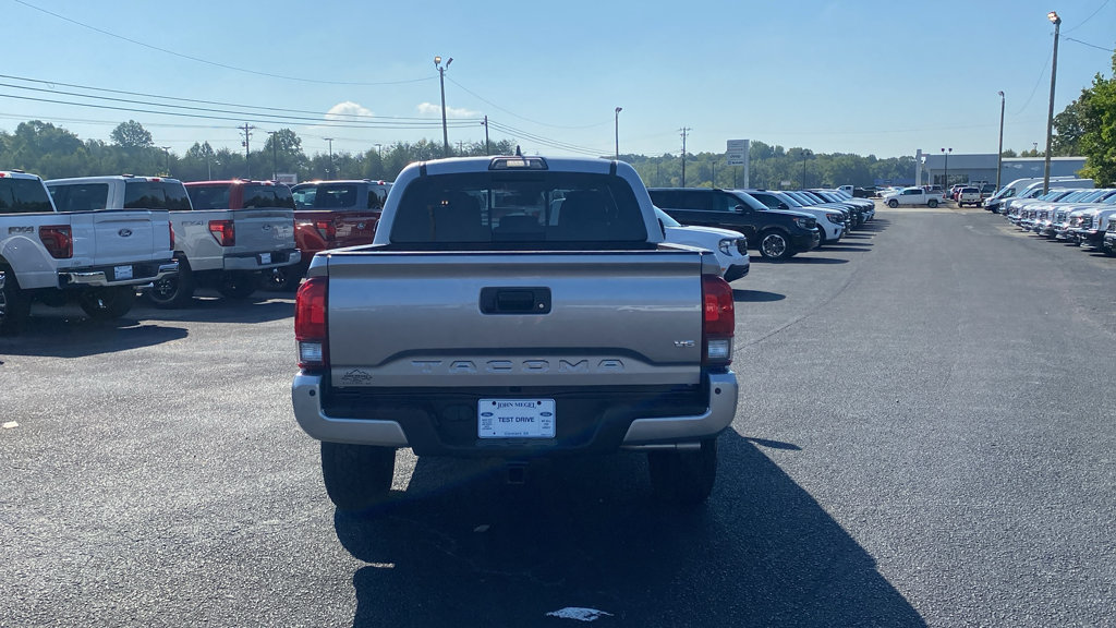 Used 2018 Toyota Tacoma TRD Sport w/ Technology Package RWD image 6