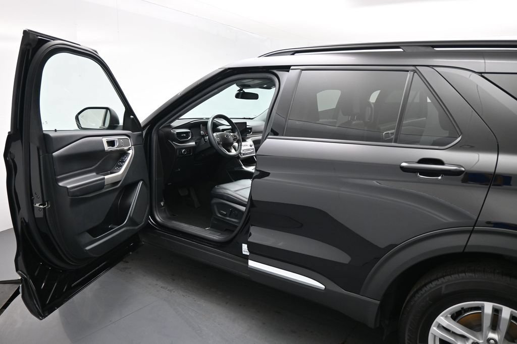 Certified 2023 Ford Explorer XLT w/ Equipment Group 202A RWD image 9