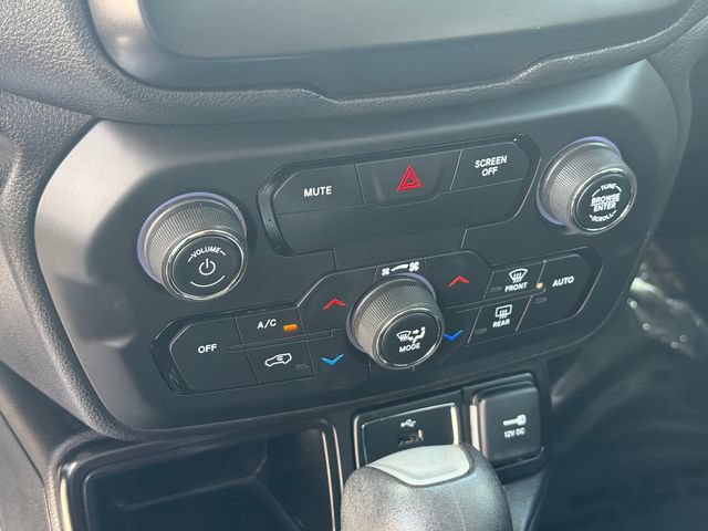 Used 2018 Jeep Renegade Latitude FWD image 32